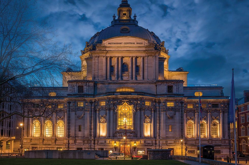 Una foto del Central Hall Westminster iluminado al atardecer.