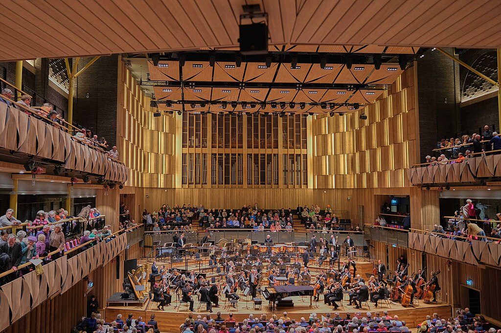 la orquesta sinfónica de londres en una sala de conciertos
