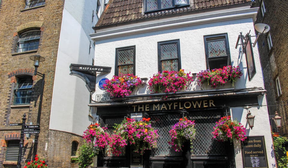 Este bar ribeirinho é um dos mais antigos de Londres — e é o único pub no Reino Unido com licença para vender selos postais dos EUA