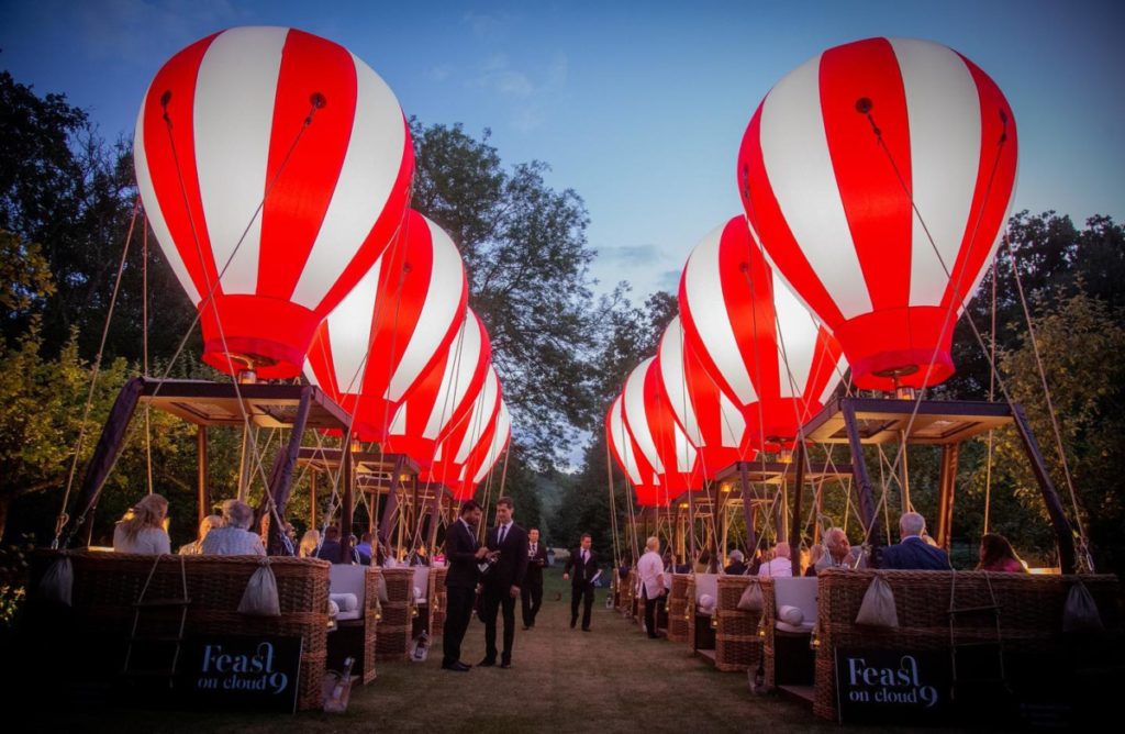 persone che cenano nelle mongolfiere vintage al Grove Hotel