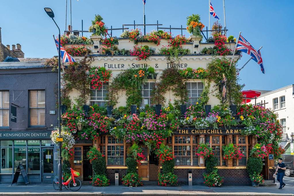 L'extérieur du Churchill Arms à Kensington, Londres - célèbre pour sa décoration florale.