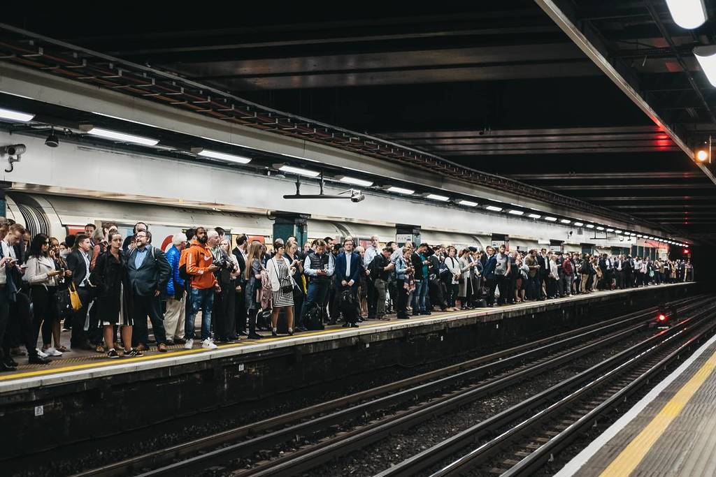 Un grand groupe de personnes sur le quai de la station Moorgate du métro de Londres,