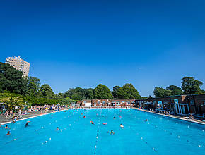 Esta hermosa piscina del sur de Londres acaba de ser coronada como la mejor de Gran Bretaña, y se encuentra en un edificio Art Decó de grado II con una encantadora cafetería.