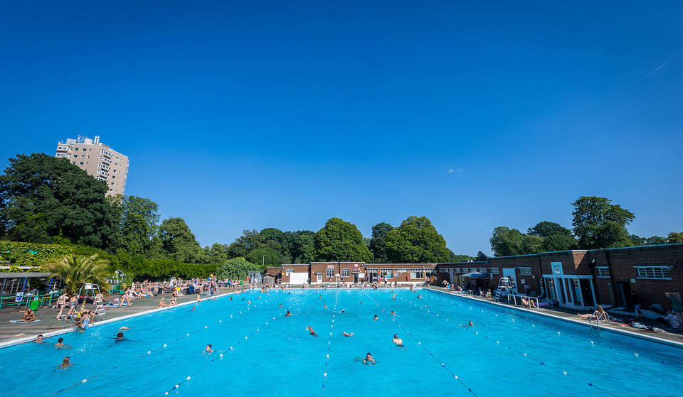 Este lindo Lido do Sul de Londres acaba de ser coroado o melhor da Grã-Bretanha &#8211; e fica num edifício Art Deco listado como Grau II com um charmoso café