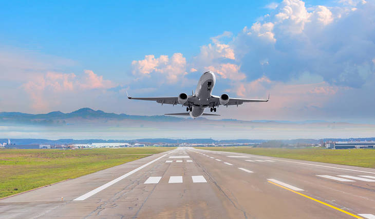 Dois aeroportos de Londres foram classificados entre os piores do Reino Unido em termos de atrasos nos voos da Páscoa — com quase um terço dos voos a descolar com atraso