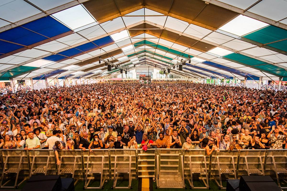A front shot of a massive crowd standing in front of a stage at Sonar festival