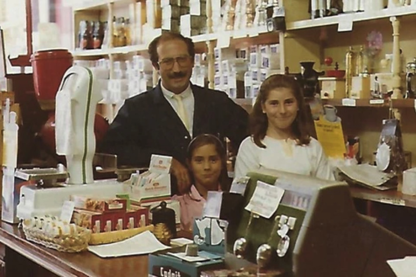 Die Familie posiert im „Algerian Coffee Stores“
