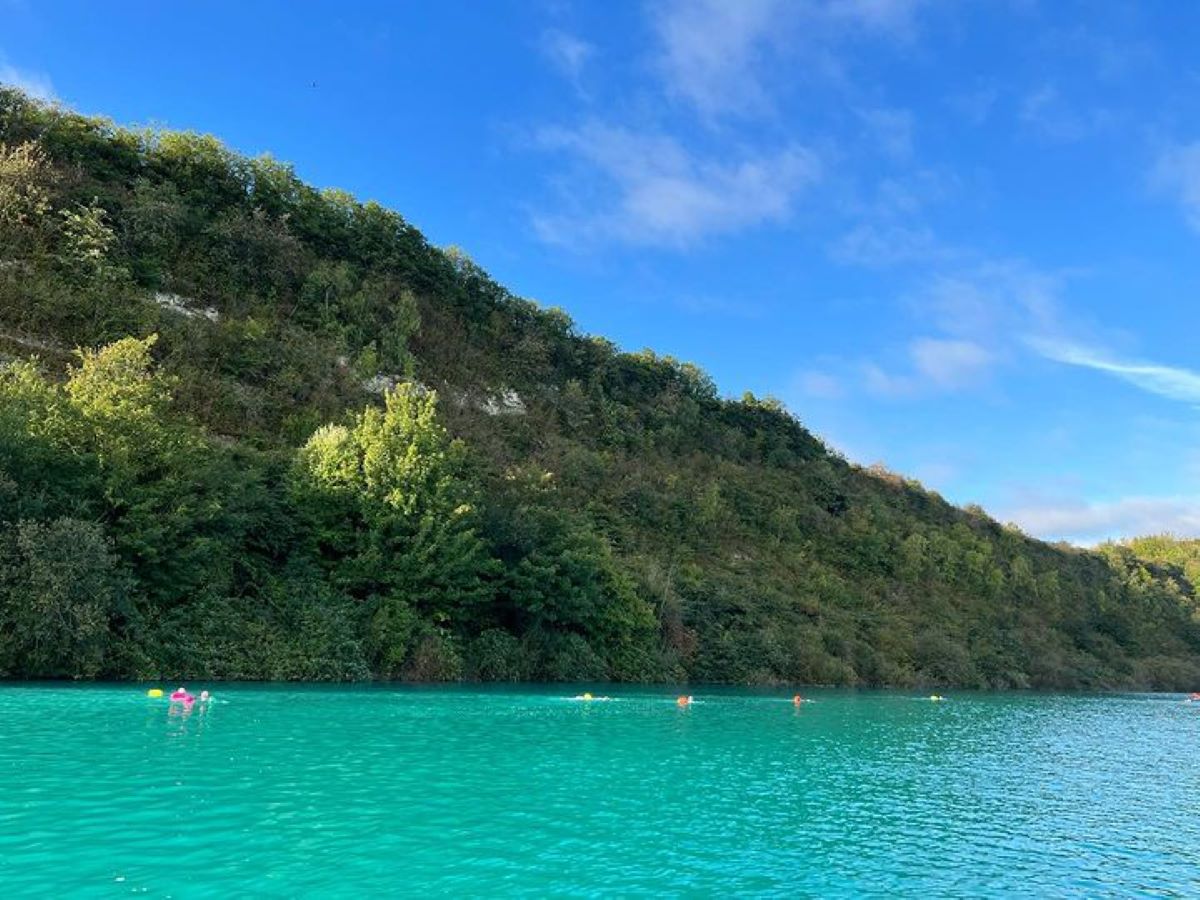 Dieser atemberaubend blaue, 70 Hektar große See verfügt über einen riesigen aufblasbaren Wasserpark, netzunabhängige Lodges und einen eigenen Sandstrand