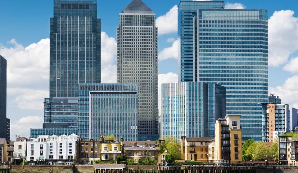 La disoccupazione a Londra raggiunge il picco degli ultimi cinque anni con il 7,6% e 383.000 persone nella capitale senza lavoro e alla ricerca attiva di un impiego. Londra ha ora il tasso di disoccupazione più alto del Regno Unito, ben al di sopra della media nazionale del 5,2%.