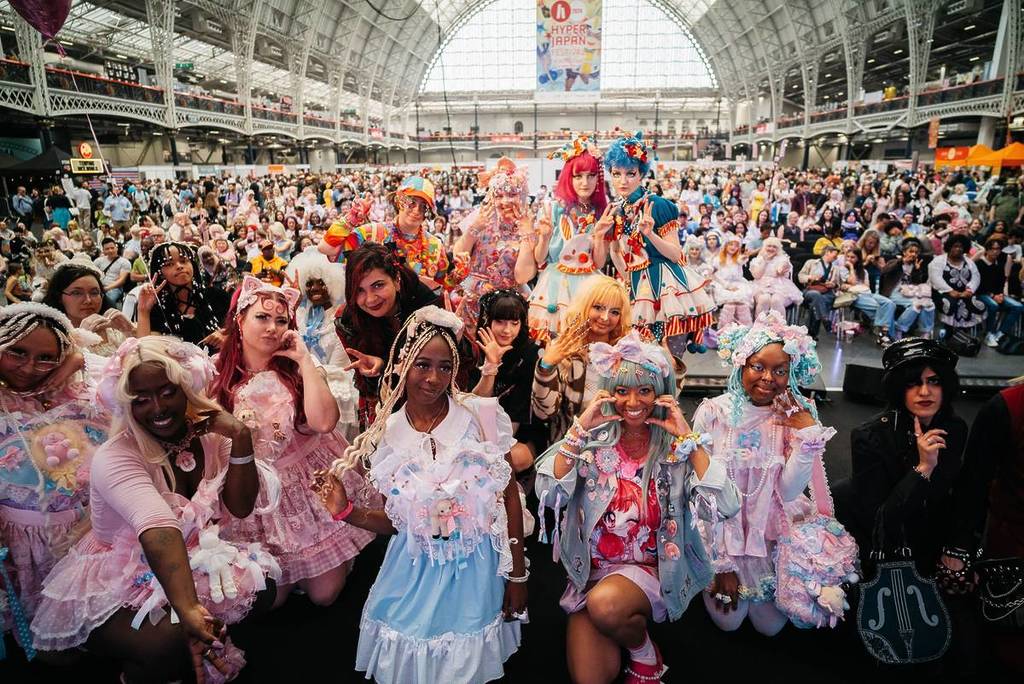 Eine Gruppe von Menschen, die an der HYPER JAPAN-Modenschau im Olympia London teilnehmen