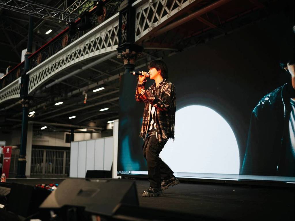 Quelqu'un qui chante sur scène au festival HYPER JAPAN
