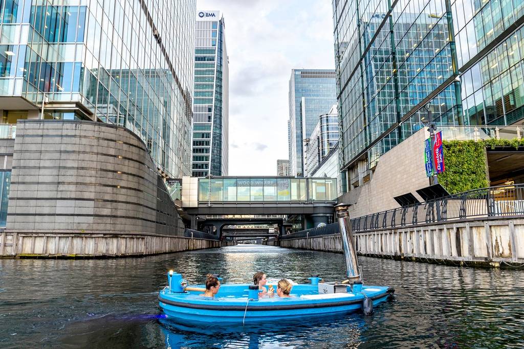 Barca con vasca idromassaggio con clienti a Canary Wharf