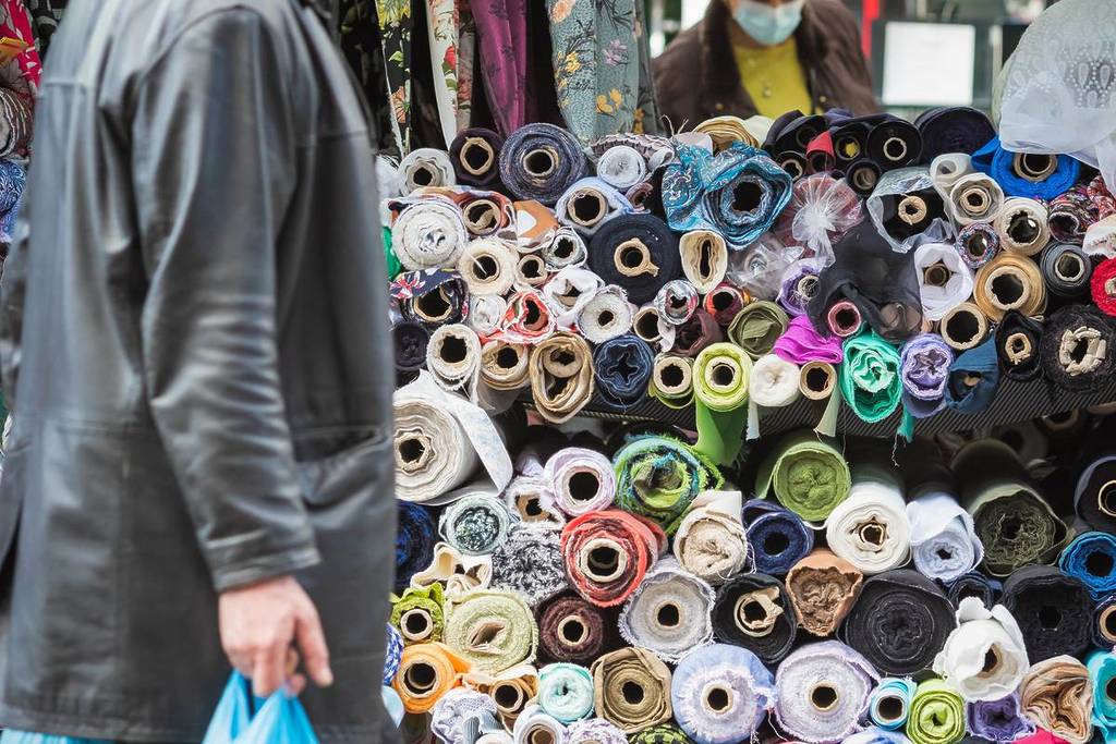 Rollos de tela expuestos a la venta en el mercado de Walthamstow