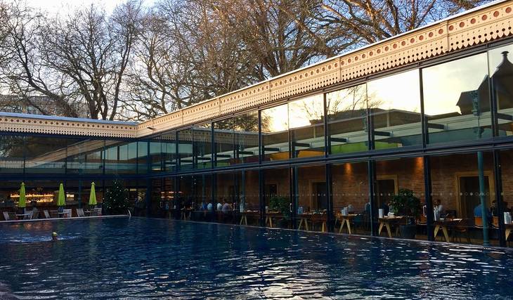 Esta magnífica piscina al aire libre y restaurante te hará sentir como si estuvieras de vacaciones &#8211; pero en realidad está en la línea Elizabeth