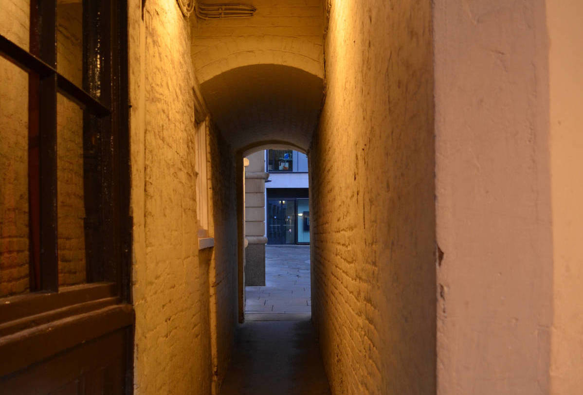 a dimly lit narrow alleyway in London