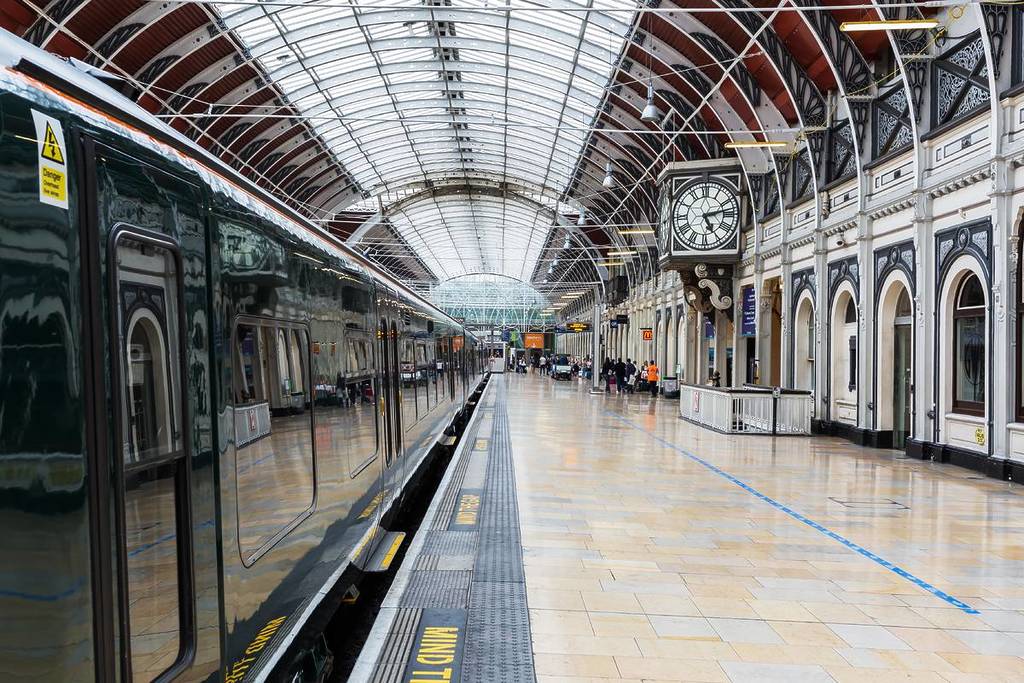Ein Zug fuhr auf einen Bahnsteig im Londoner Bahnhof Paddington