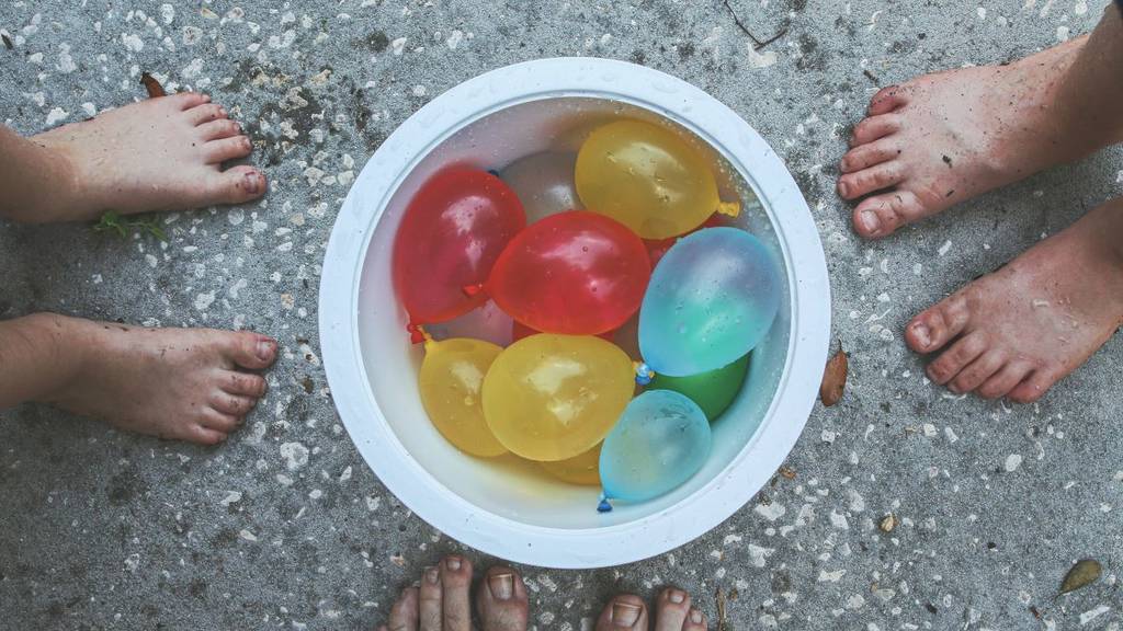 een emmer vol waterballonnen