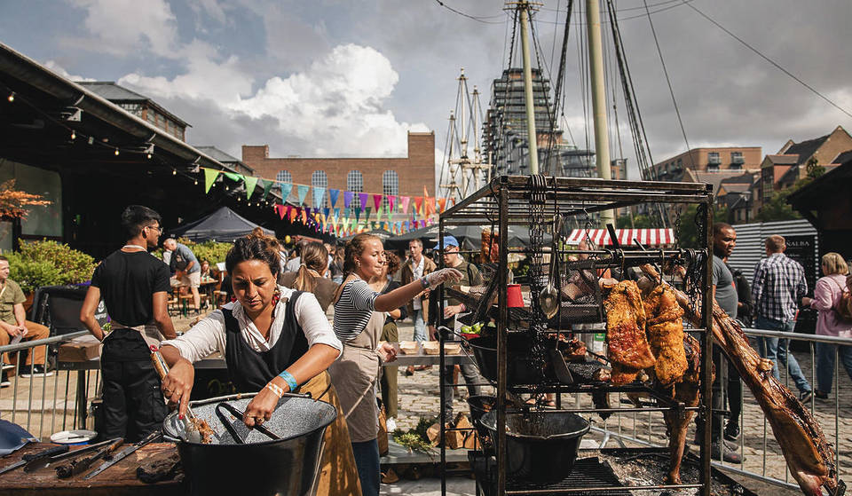Dit weekend komt er een gigantisch festival in Londen waar vlees en barbecue centraal staan – met meer dan 85 chef-koks die over de vlammen heen overheerlijke gerechten bereiden