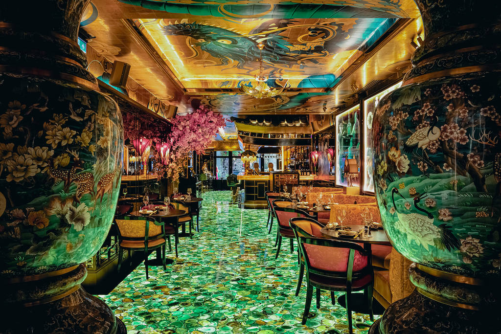 gli interni dell’Ivy Asia a St Paul’s, con pavimenti verde brillante e dettagli di ispirazione asiatica