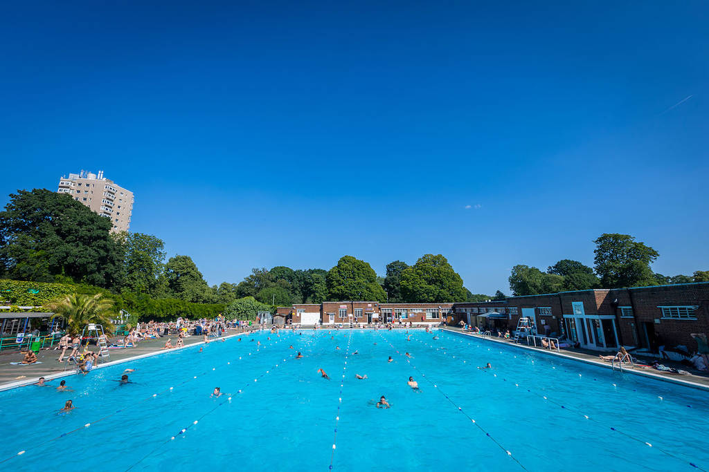Dieses denkmalgeschützte Londoner Strandbad wurde als einer der besten Orte der Welt zum Schwimmen im kalten Wasser bezeichnet – und es befindet sich in einem wunderschönen Art-Déco-Gebäude mit einem charmanten Café