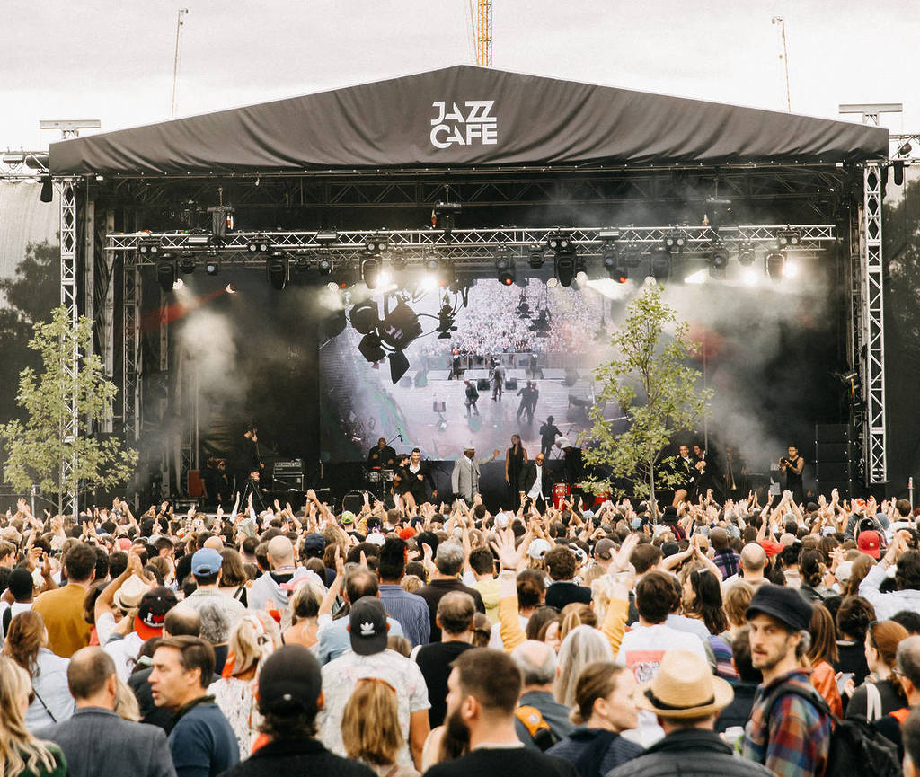 una folla balla davanti al palco al Jazz Cafe Festival