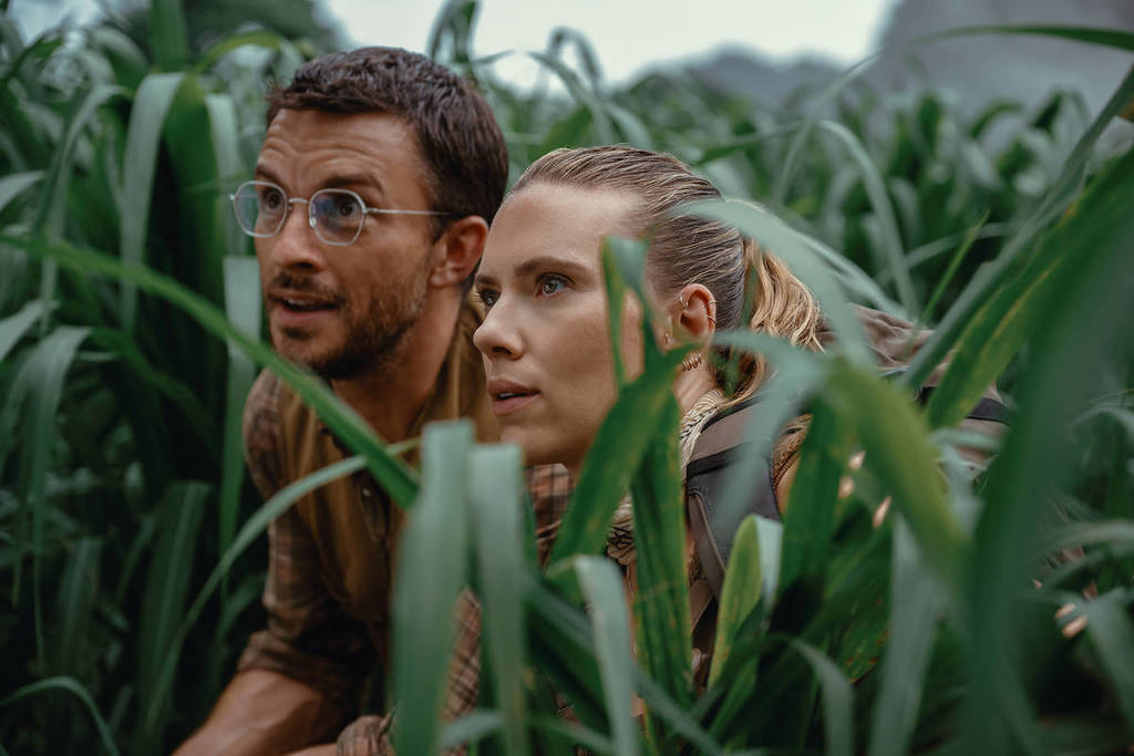 Da esquerda para a direita: Jonathan Bailey como o paleontólogo Dr. Henry Loomis e Scarlett Johansson como a hábil especialista em operações secretas Zora Bennett em JURASSIC WORLD REBIRTH, realizado por Gareth Edwards.