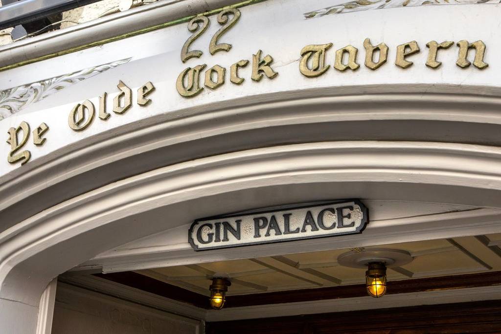L'enseigne du pub Ye Olde Cock Tavern sur Fleet Street à Londres