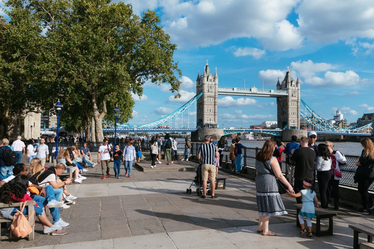 An image of the visitors near the iconic bridge
