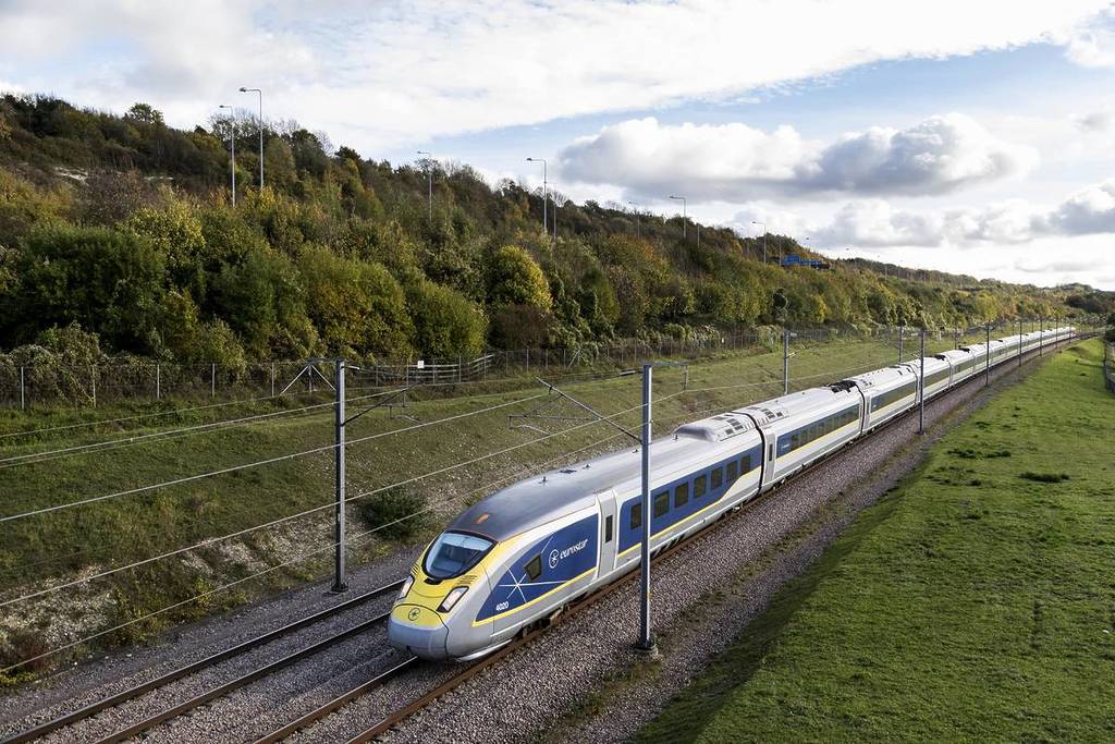Un treno Eurostar che viaggia immerso nel verde