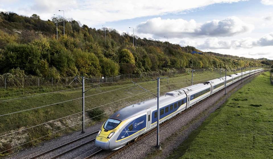 Os serviços do Eurostar entre Londres e Paris estão a sofrer grandes atrasos e cancelamentos devido a um enorme roubo de cabos