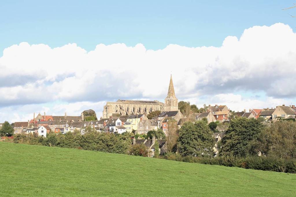 Ein Blick auf die Stadt Malmesbury über ein Feld