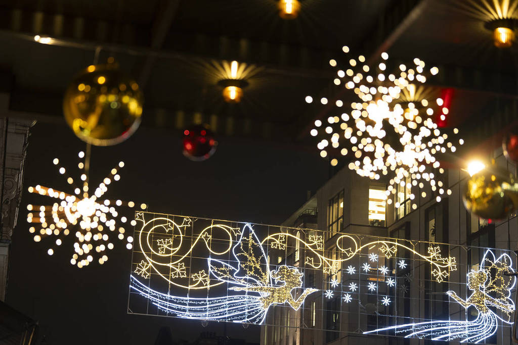 le luci scintillanti davanti allo Strand Christmas Lights