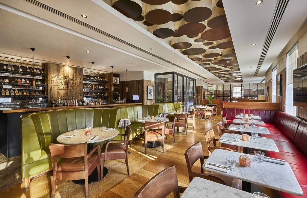 gli interni del Gordon Ramsay’s Bar & Grill, a Mayfair