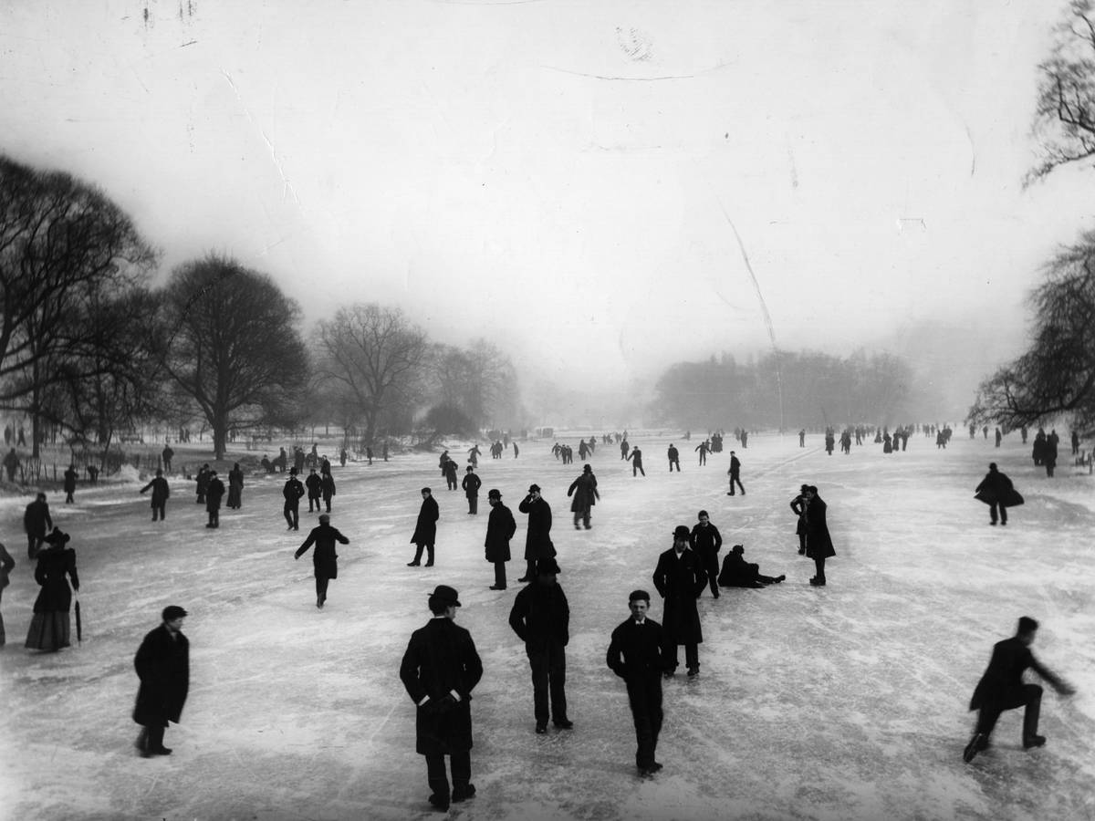 Londoners walking across a huge stretch of solid ice during the Great Frost
