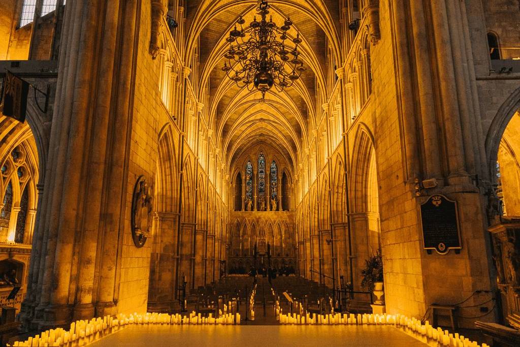 Velas alineadas en la catedral de Southwark para un concierto a la luz de las velas en Londres.