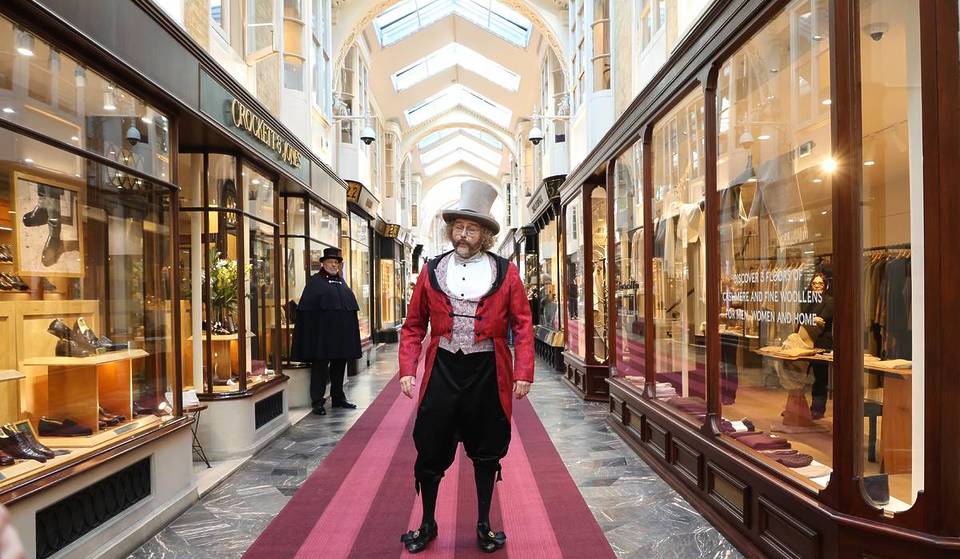 È vietato fischiare all’interno di questa lussuosa galleria commerciale londinese – e solo tre persone al mondo hanno avuto il permesso di infrangere la regola