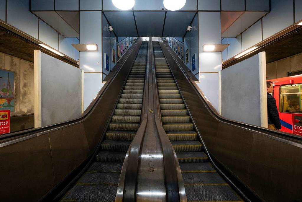 zwei der Rolltreppen am Bahnhof Cutty Sark