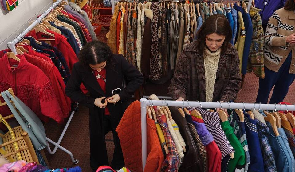 Um charmoso mercado de pulgas vintage tomará conta de um armazém em Bermondsey este mês, com milhares de itens à venda, desde roupas a bugigangas e móveis.