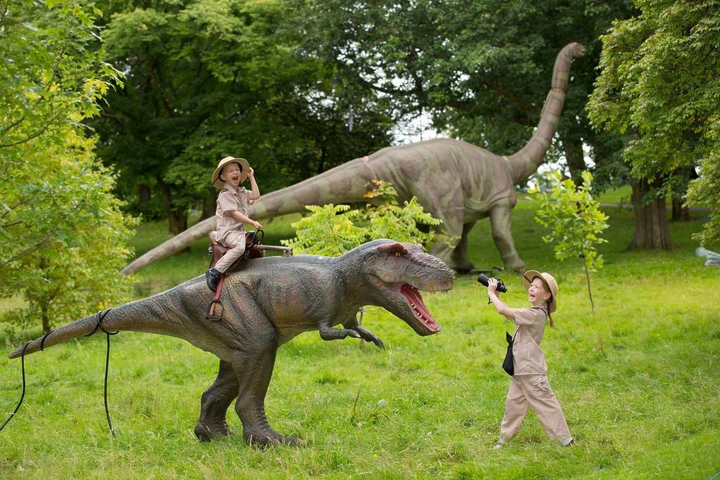 Der Dinosaurier-Wanderweg im Süden Londons ist endlich für die Sommerferien da &#8211; buchen Sie Ihr Ticket und nehmen Sie an dieser prähistorischen Reise teil