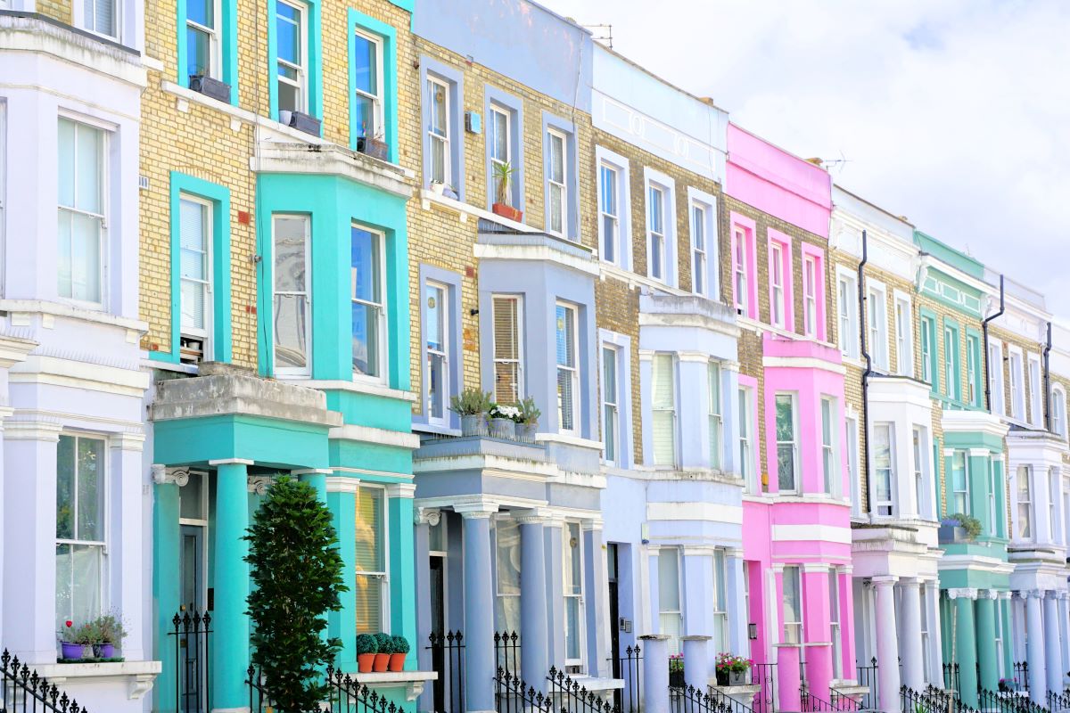 Colourful row of houses lining the streets of Notting Hill