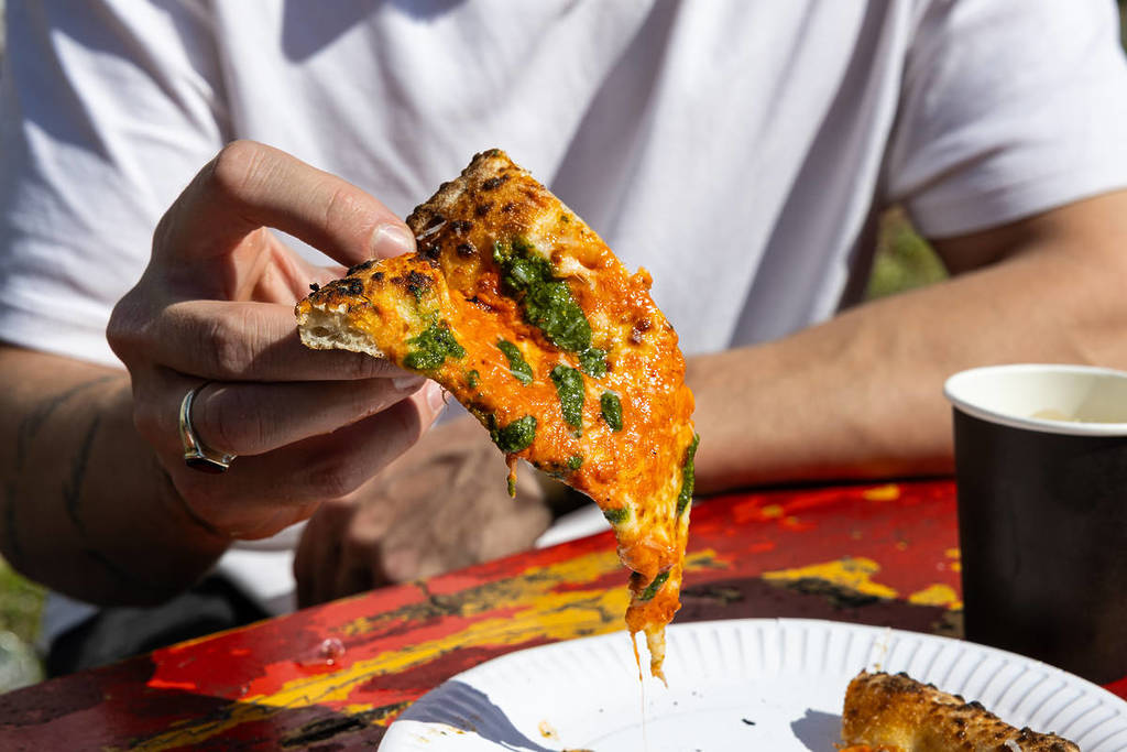 Il primo festival della pizza e del cocktail del Regno Unito sbarca a Londra questo mese: fette di prima qualità a sole 3 sterline e cocktail di classe mondiale a meno di 10 sterline