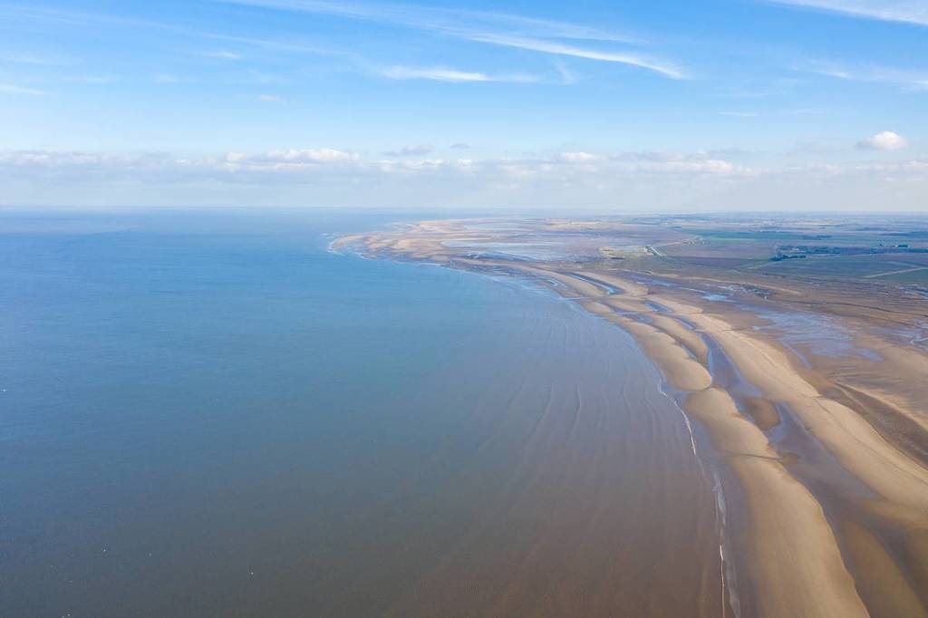 Luftaufnahme des schönen Strandes in der Stadt Cleethorpes, dem Badeort an der Mündung des Humber in Nordost-Lincolnshire, England, die den Sandstrand an einem teilweise bewölkten Tag zeigt,