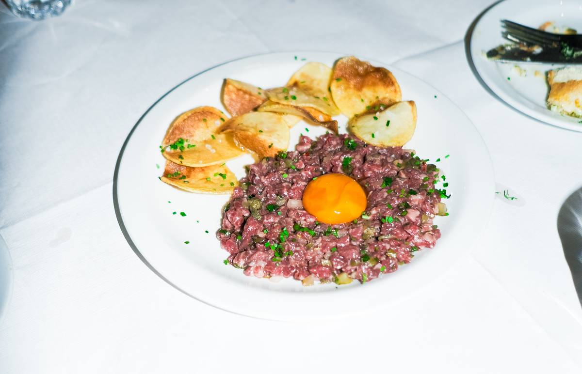 beef tarrare served with nori crisps