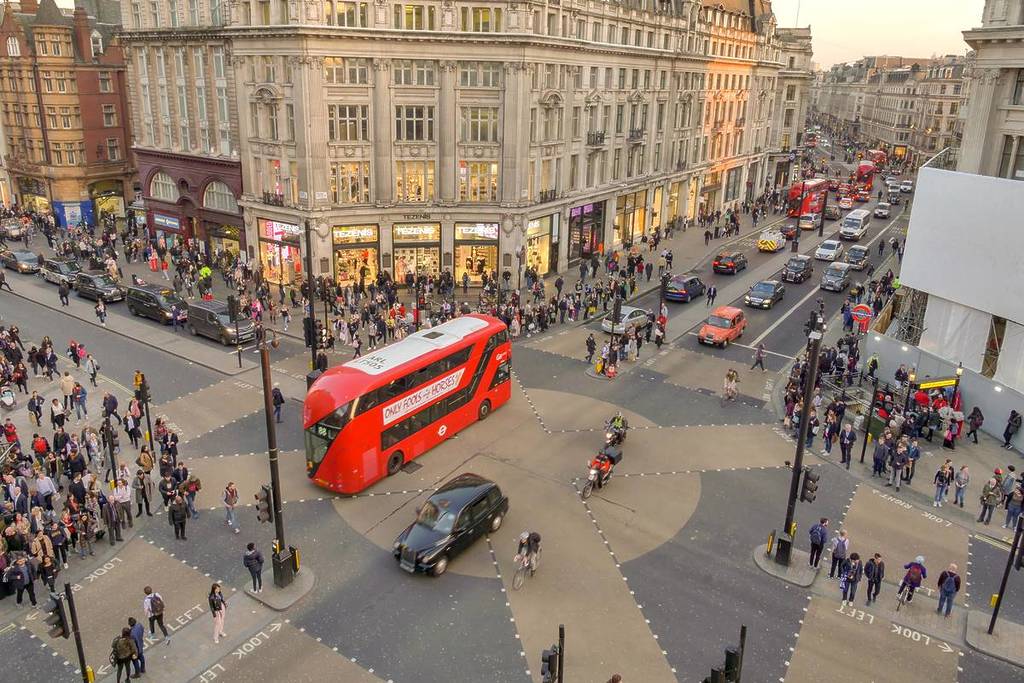 Luchtfoto van Oxford circus en regent street kruising met spitsverkeer van zowel voetgangers, auto's en bussen