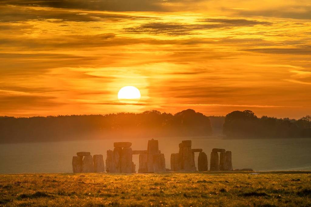 Stonehenge all'alba in Inghilterra.