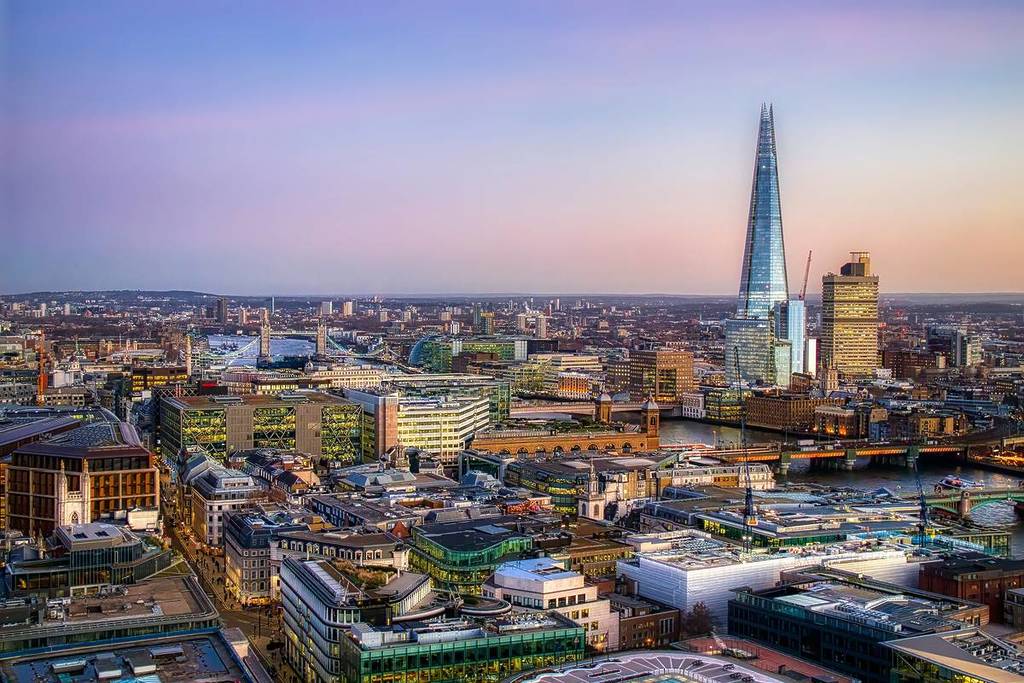 Photo du soir de la Tamise séparant la ville de Londres et Tower Hamlets de Southwark, avec Tower Bridge à distance