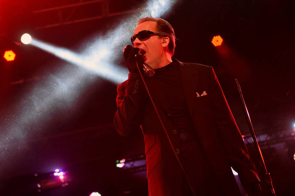 Dave Vanian, vocalista dos The Damned, a cantar ao vivo