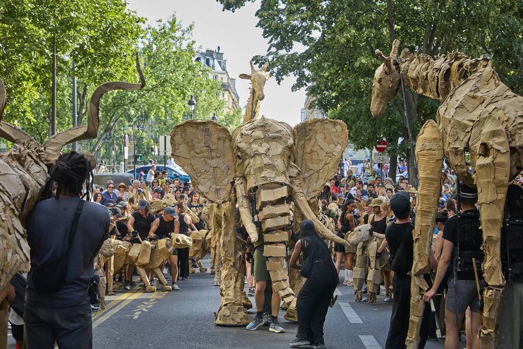 THE HERDS arriva a Parigi dopo un viaggio dall'Africa al Circolo Polare Artico. THE HERDS è un'opera d'arte pubblica e un'azione per il clima progettata per accendere un rinnovato legame con il mondo naturale. Da aprile ad agosto 2025, pupazzi a grandezza naturale attraverseranno i centri delle città in un viaggio di 20.000 km da Kinshasa, nel bacino del Congo, a Tondheim, in Norvegia, in fuga dal disastro climatico. Il viaggio è iniziato con 15 animali e da allora è cresciuto gradualmente. Al momento della traversata dal Marocco alla Spagna, THE HERDS era composto da 25 animali e a Parigi THE HERDS è stato il più grande: 100 burattinai che hanno burattato 40 animali. Man mano che THE HERDS si è spostato, sono stati aggiunti nuovi animali, tra cui le scimmie Vervet in Nigeria e le gazzelle in Marocco. I lupi saranno aggiunti in Europa centrale e le renne in Scandinavia. Il team di produzione di The Herds afferma: 