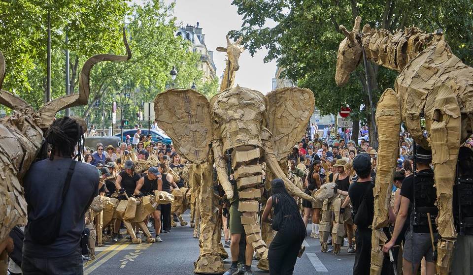Uma multidão de animais gigantes feitos de marionetas está a invadir Londres, do Congo ao Ártico, este fim de semana &#8211; e é tudo por uma boa causa