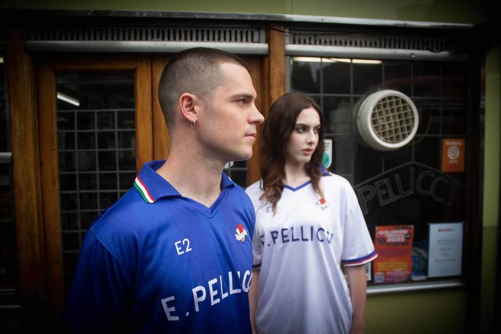 Zwei Models tragen das E. Pellici Fußballtrikot